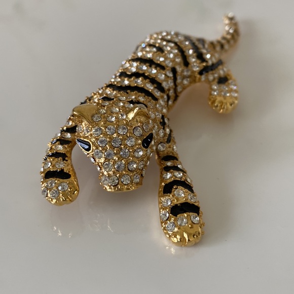Vintage Jewelry - VTG Rhinetone Tiger Gold Tone Brooch Pin Signed Giovanni. Mid Century.